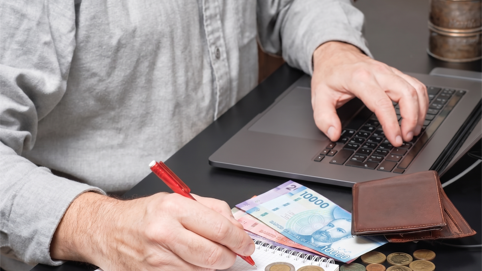 Emprendedor gestionando su contabilidad